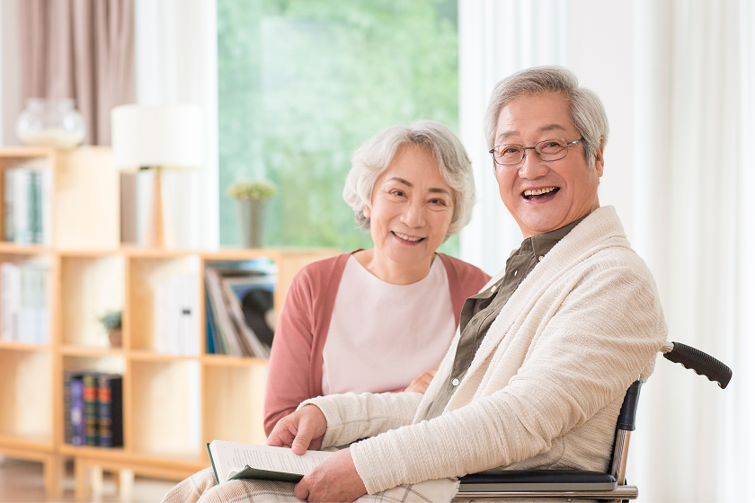 요양 서비스를 받는 노인 부부의 밝고 편안한 일상 모습